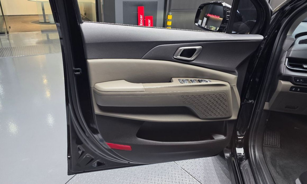 Kia Carnival 9-Seater Prestige, 2025