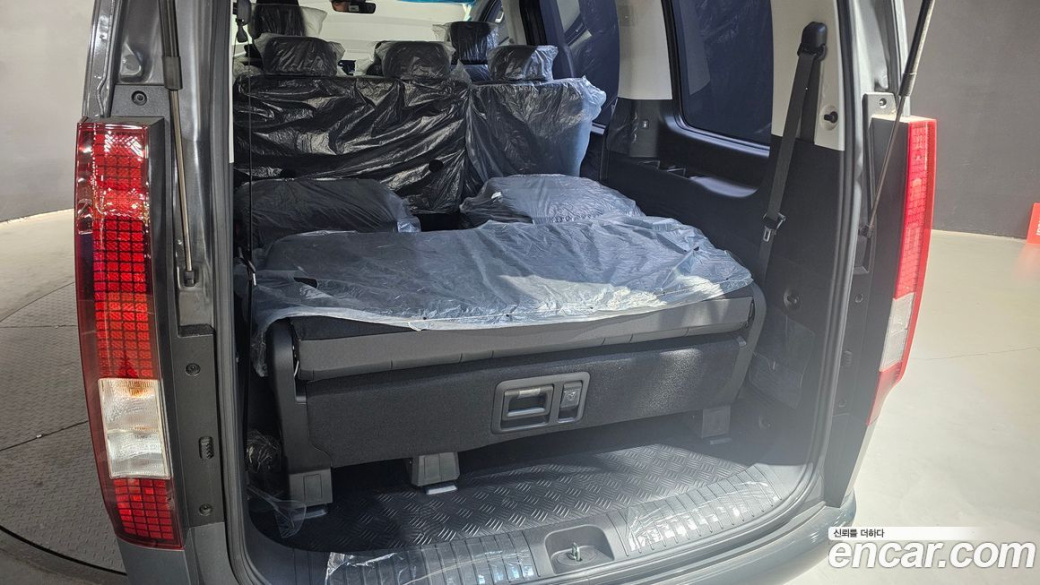 Hyundai Staria 4WD Tourer 11-Seater, 2025