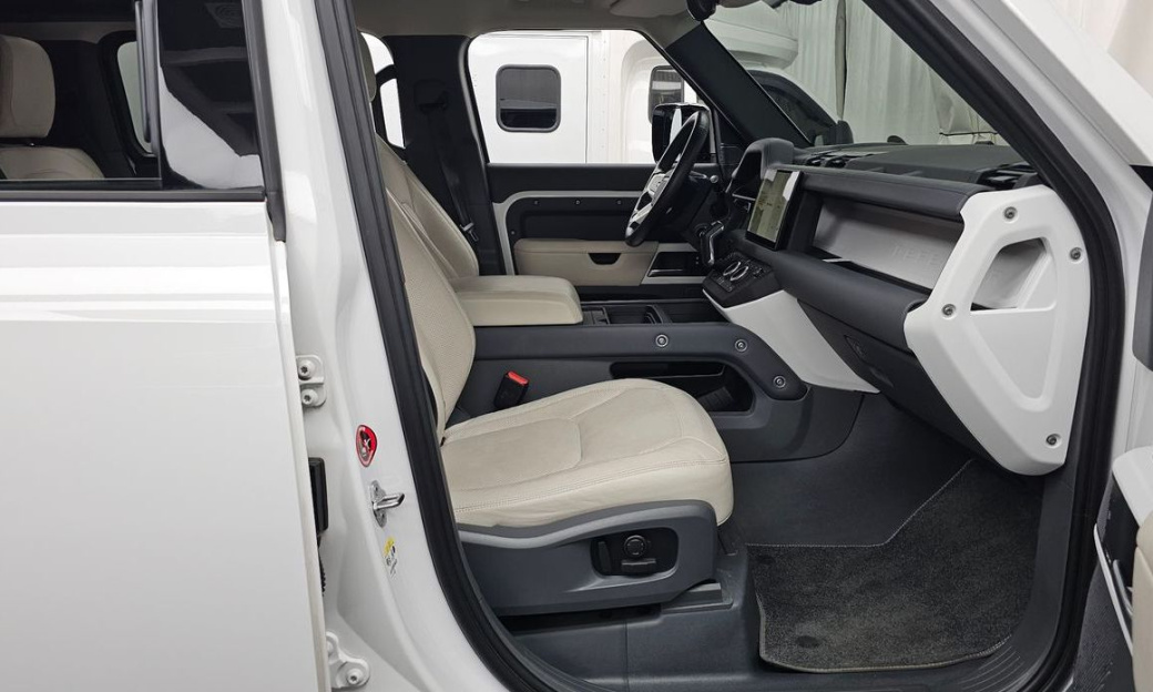 Land Rover Defender 110 D300 HSE, 2023