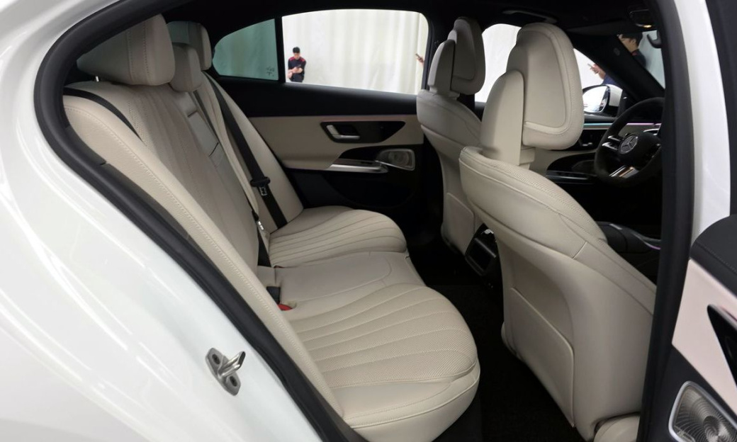 Mercedes-Benz E-Class E300 4MATIC AMG Line, 2026