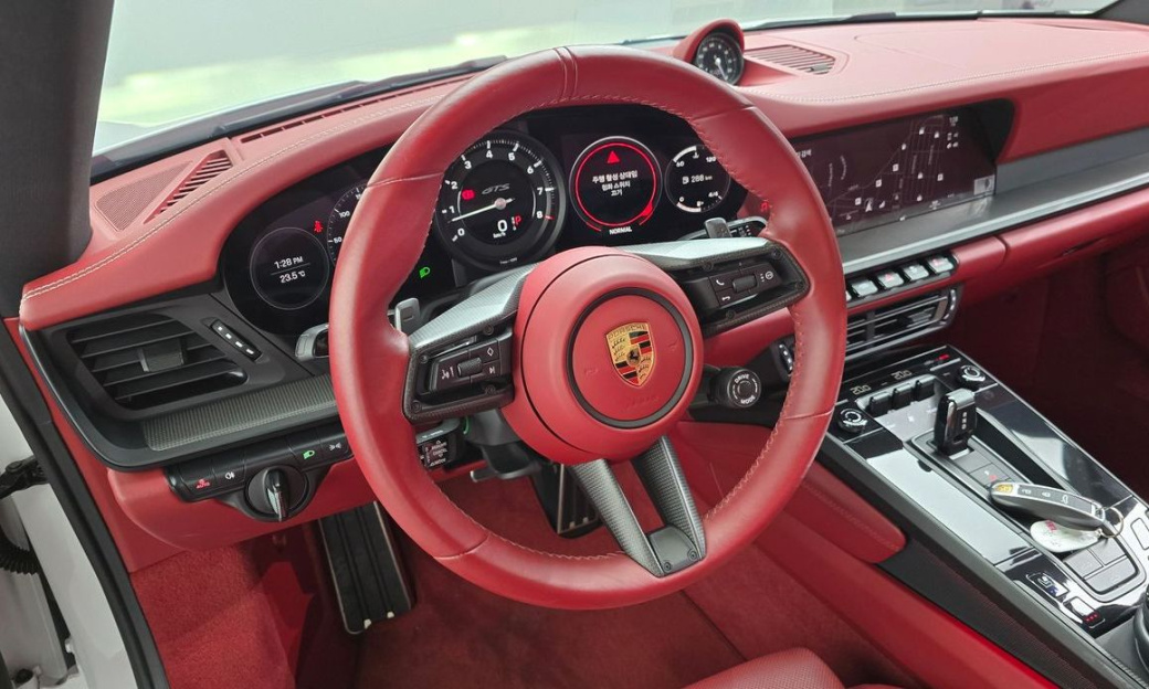 Porsche 911 Carrera 4 GTS, 2023