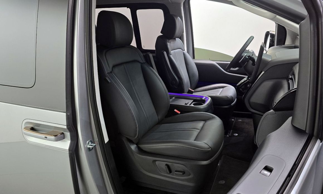 Hyundai Staria 4WD Lounge 9-Seater, 2025
