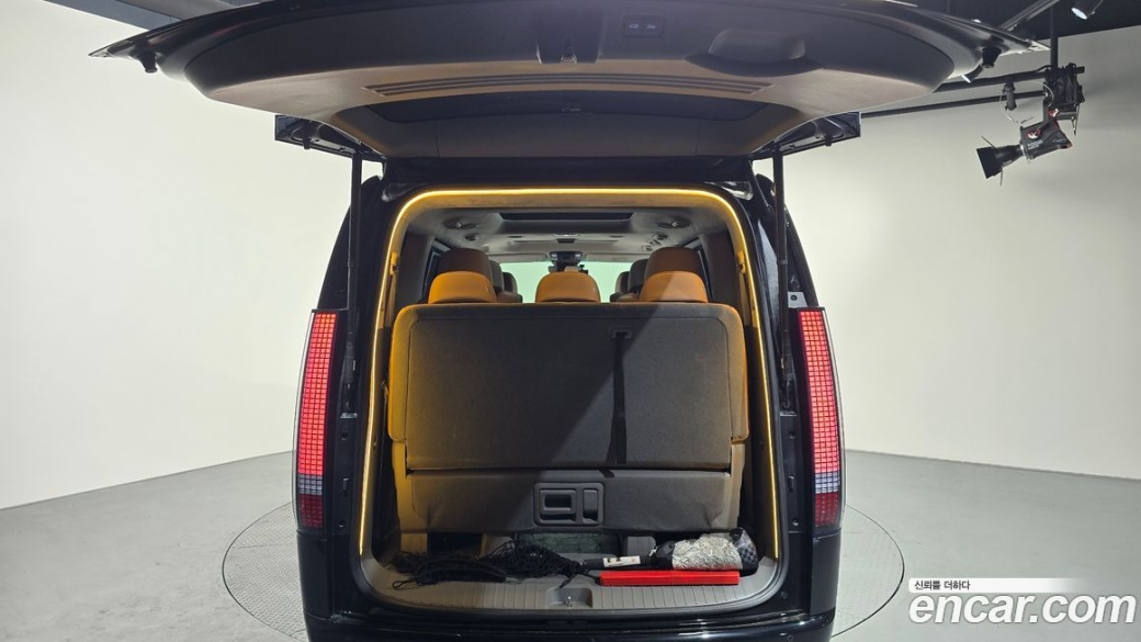Hyundai Staria 4WD Lounge 9-Seater, 2023