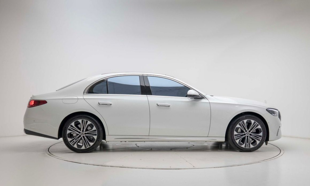 Mercedes-Benz E-Class E350 4MATIC Exclusive, 2025