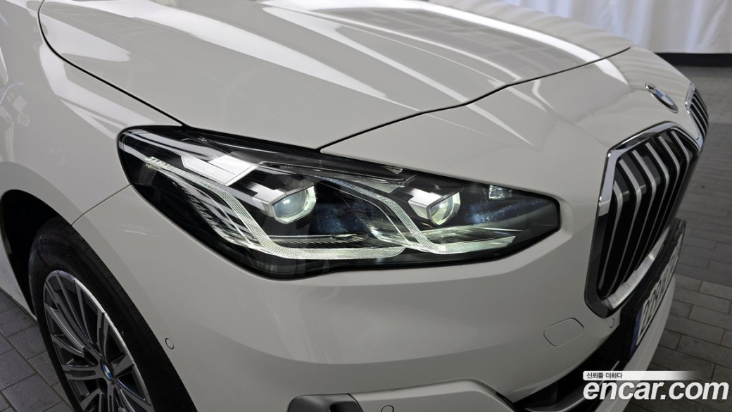 BMW 2-Series 220i Luxury, 2024