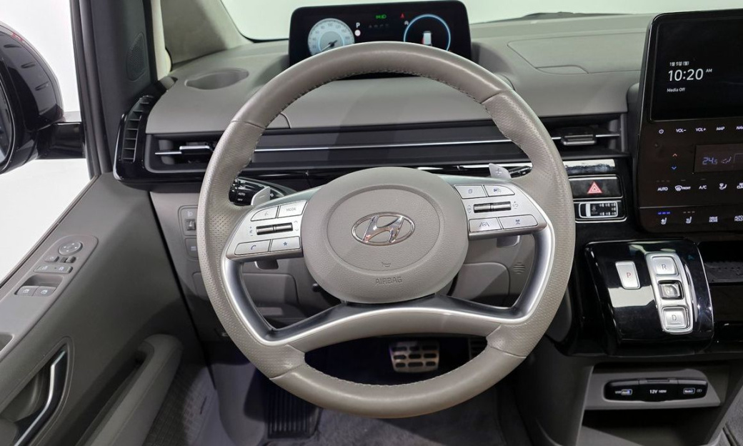 Hyundai Staria 4WD Lounge 9-Seater, 2022