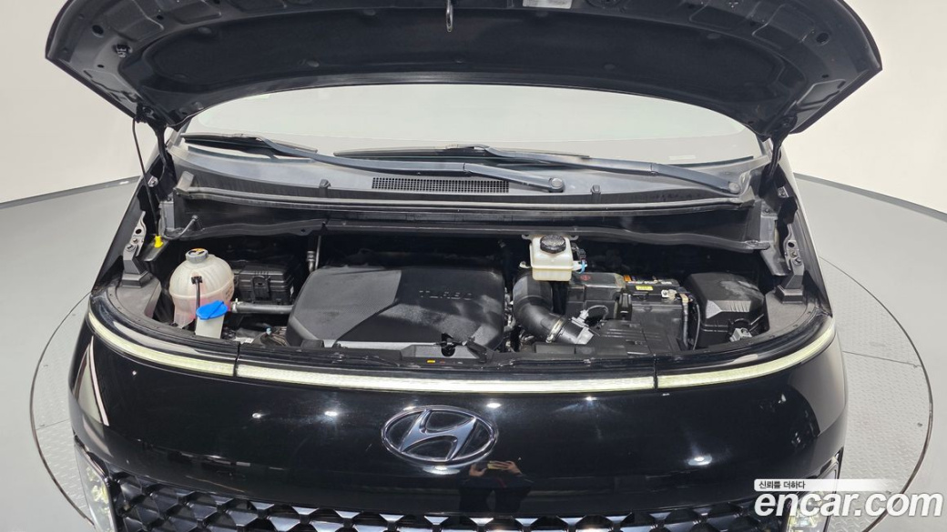 Hyundai Staria 4WD Lounge 9-Seater, 2022