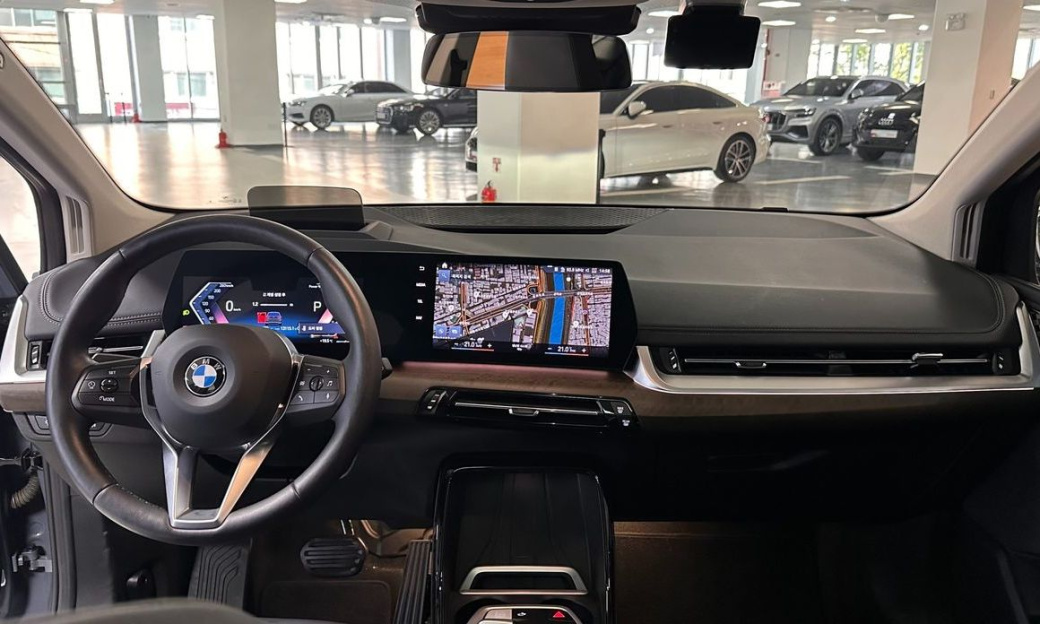 BMW 2-Series 220i Luxury, 2023