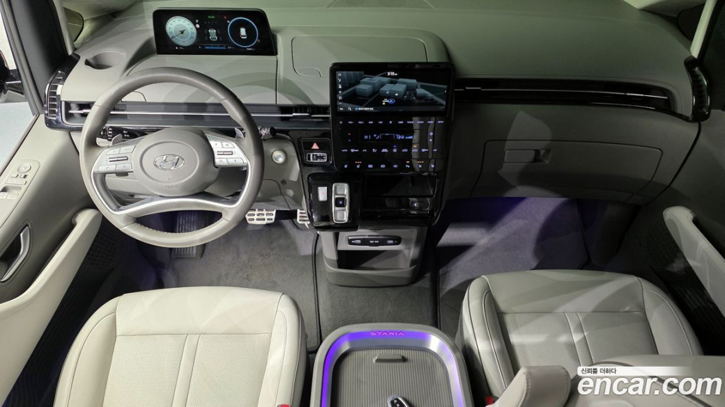 Hyundai Staria 4WD Lounge 9-Seater, 2022