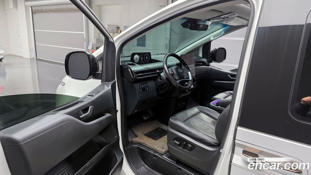 Hyundai Staria 4WD Lounge 9-Seater, 2022