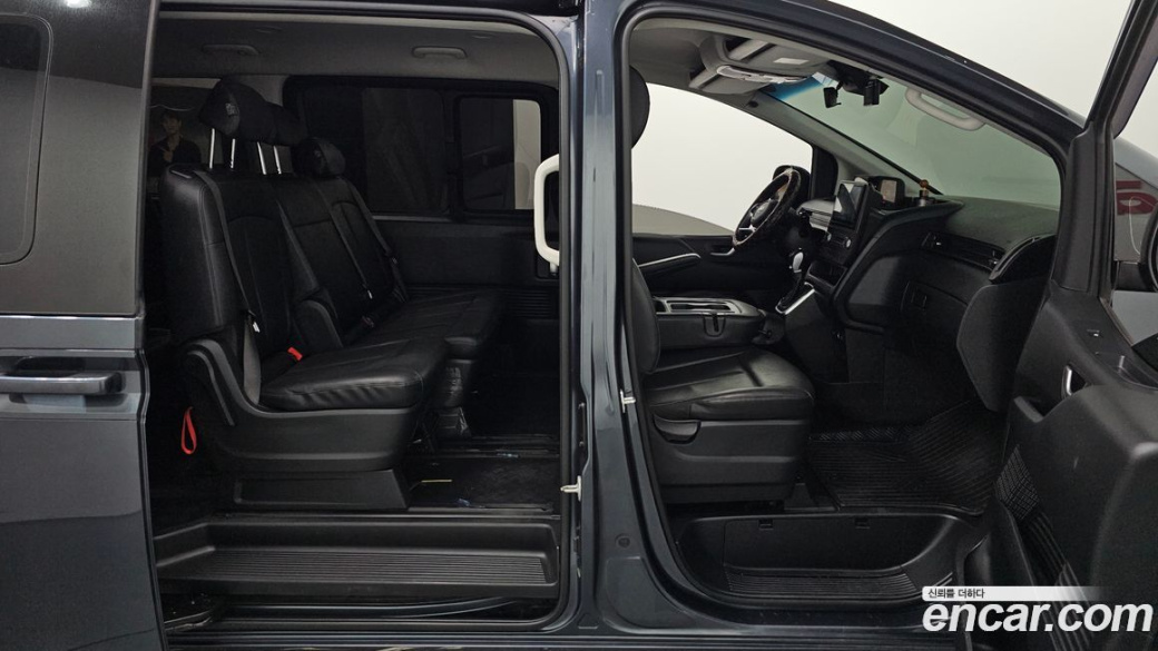 Hyundai Staria 4WD Tourer 11-Seater, 2024