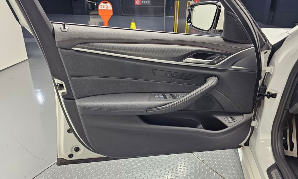 BMW 5-Series 520i M Sport, 2023