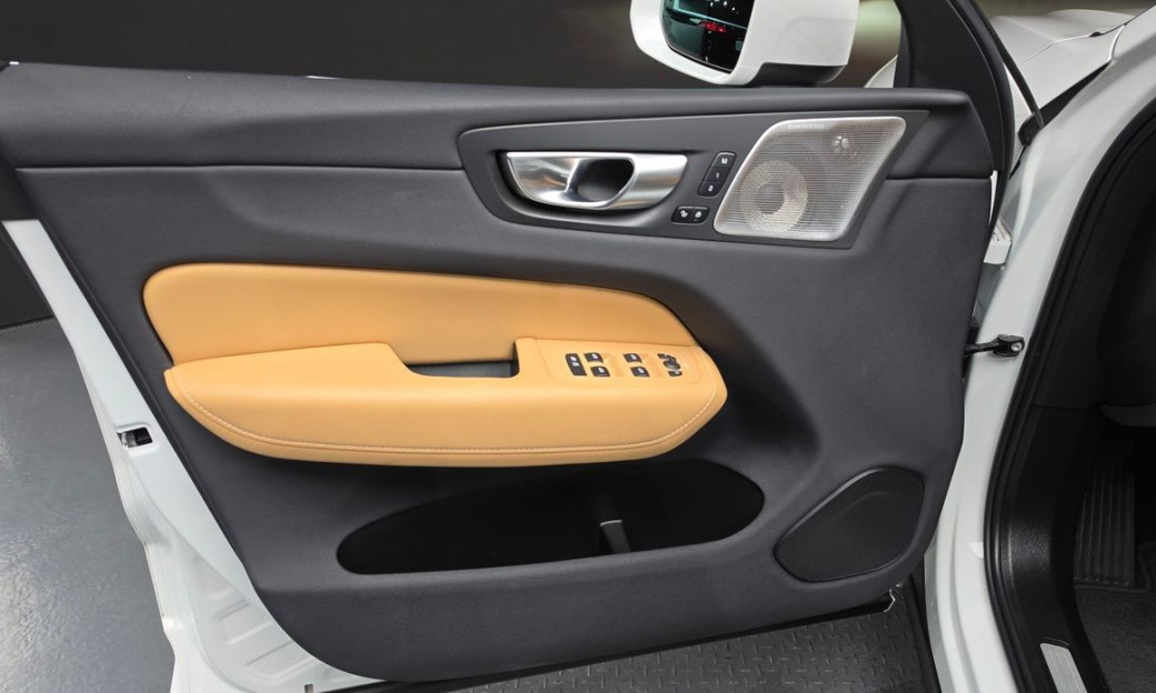 Volvo XC60 B5 Ultimate Bright, 2024