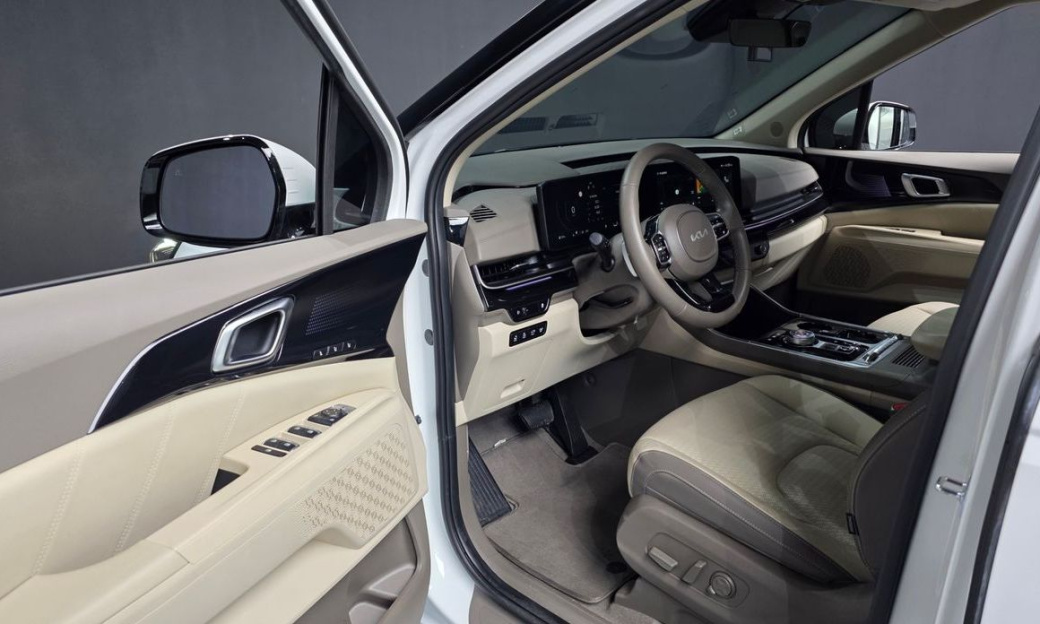 Kia Carnival 9-Seater Hi Limousine, 2025