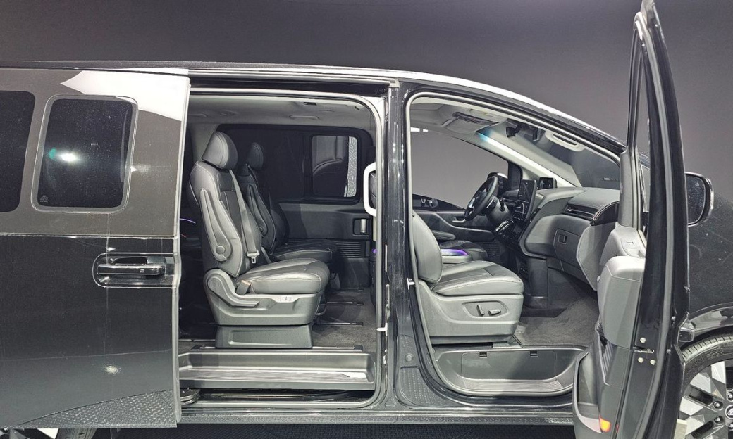 Hyundai Staria 4WD Lounge 9-Seater, 2022