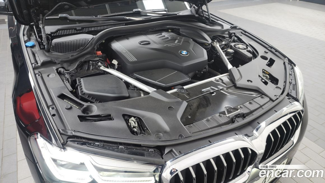 BMW 5-Series 520i Luxury, 2022