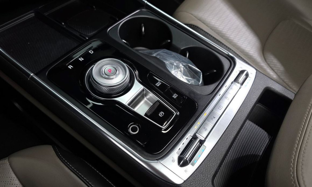 Kia Carnival 7-Seater Gravity, 2024