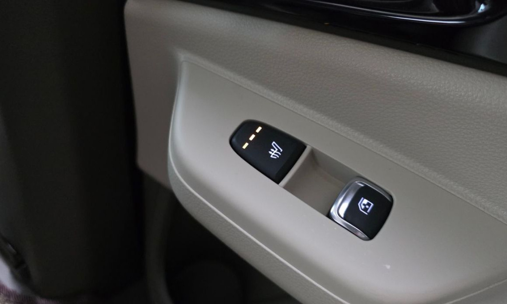Kia Carnival 9-Seater Signature, 2024