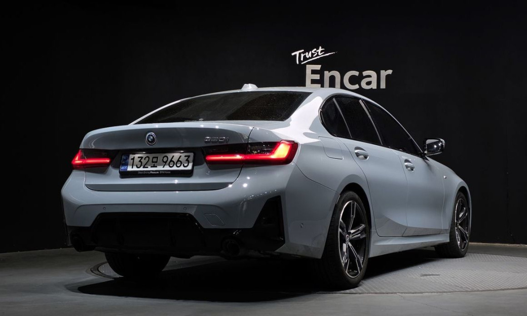 BMW 3-Series 320i M Sport, 2025