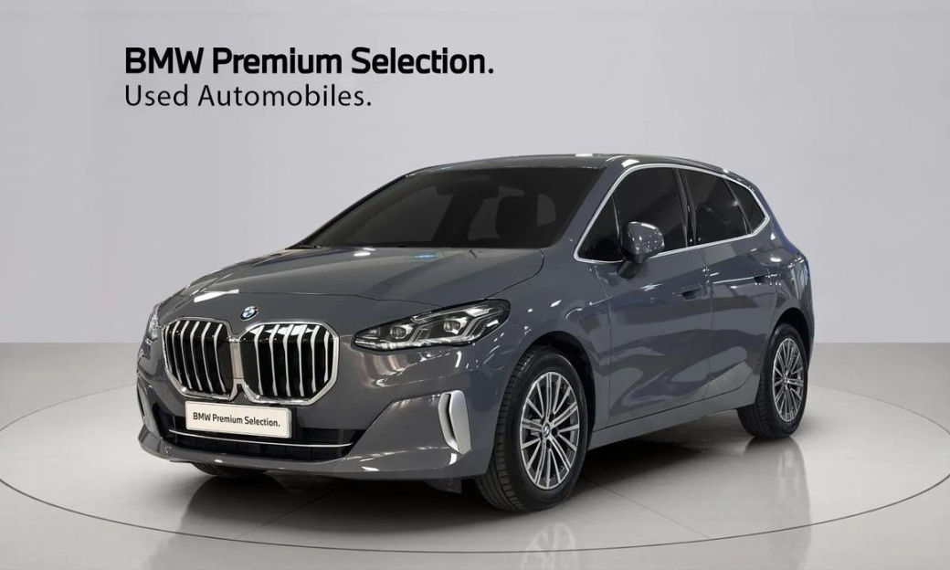 BMW 2-Series 220i Luxury, 2023