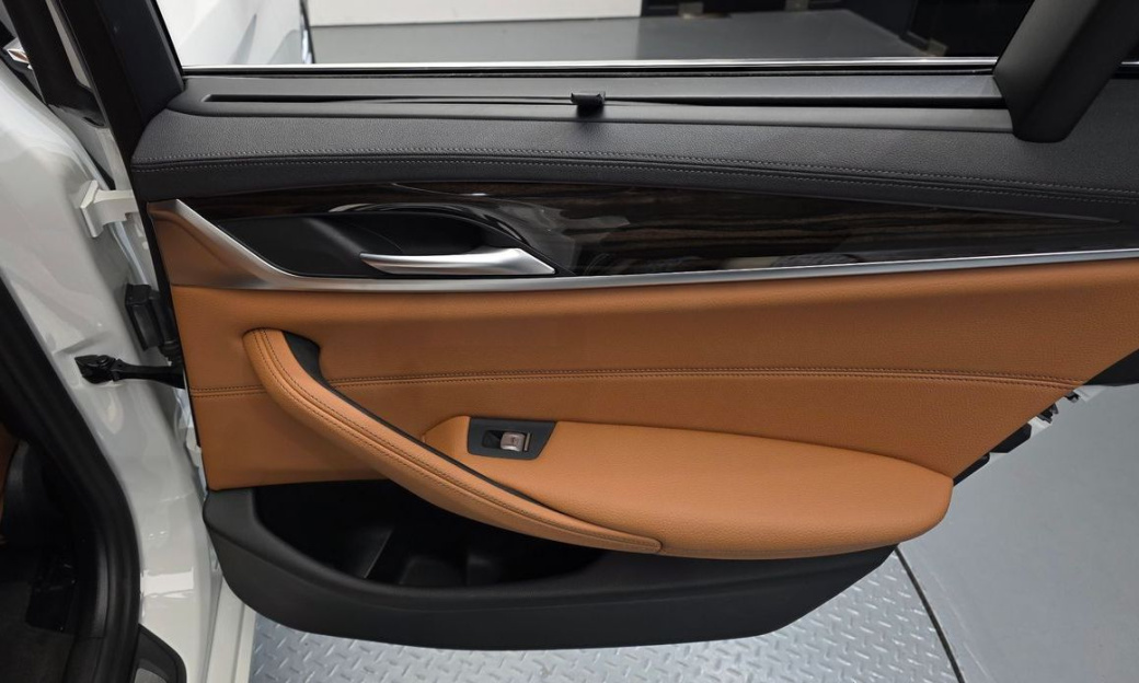BMW 5-Series 520i Luxury, 2023