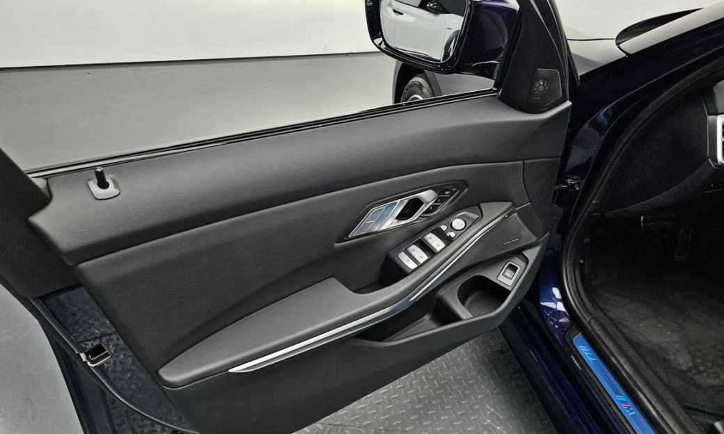 BMW 3-Series 320i M Sport, 2025
