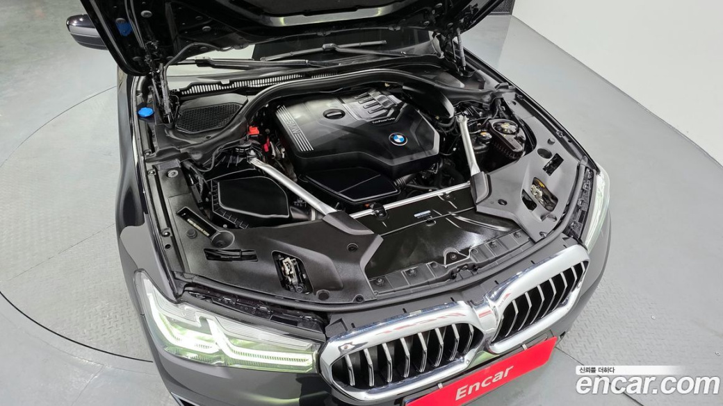 BMW 5-Series 520i Luxury, 2022