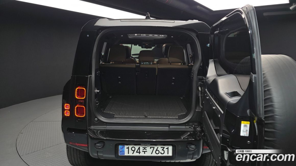Land Rover Defender 110 D300 X-Dynamic HSE, 2025