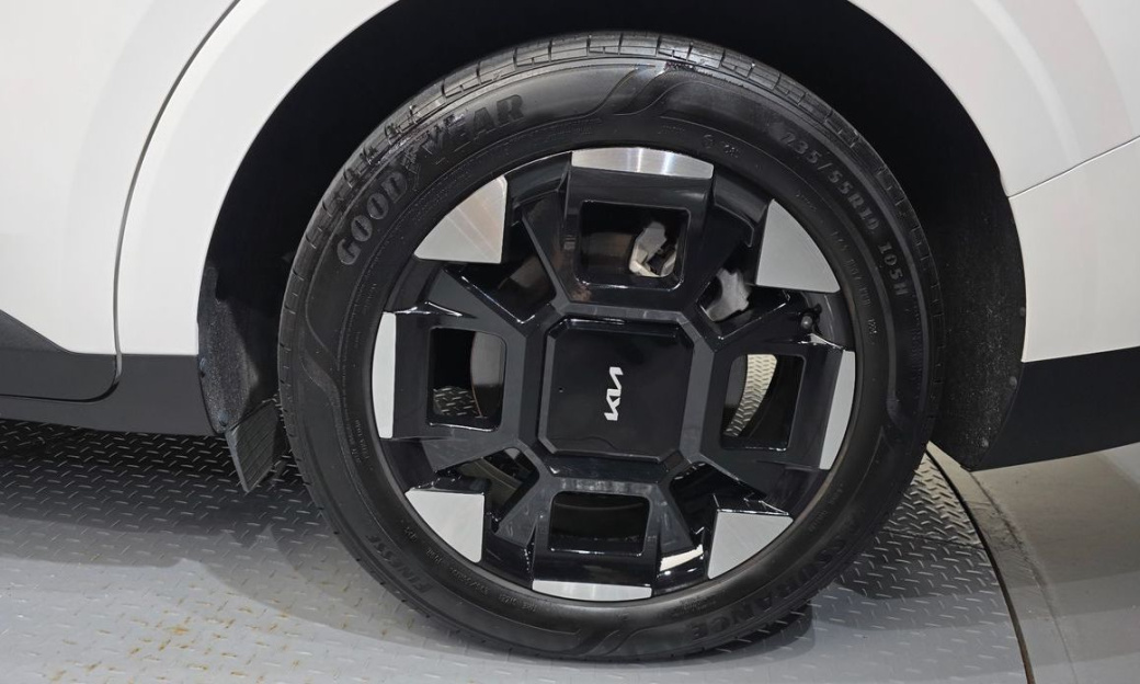 Kia Carnival 7-Seater Signature, 2024