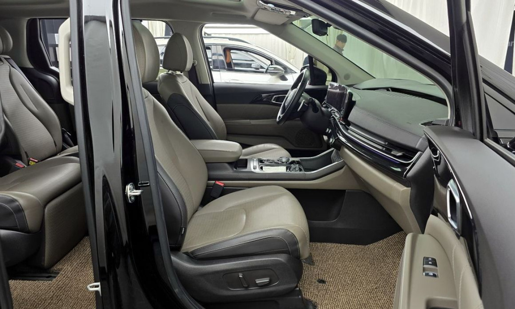 Kia Carnival 7-Seater Gravity, 2024