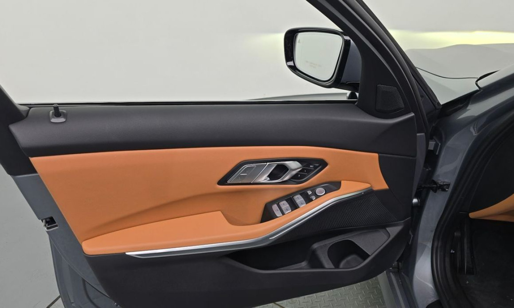 BMW 3-Series 320i, 2025
