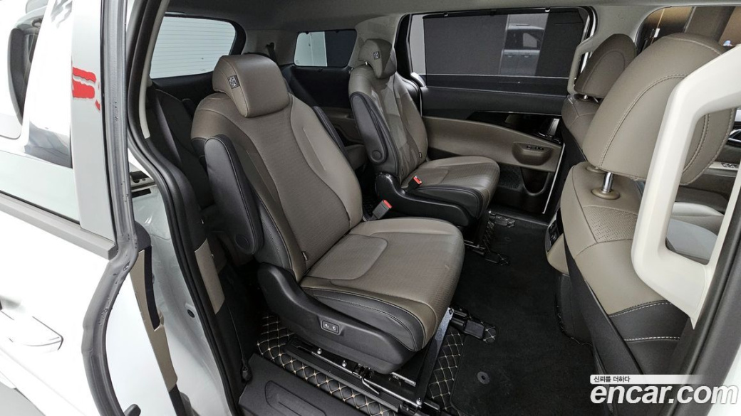 Kia Carnival 9-Seater Signature, 2024