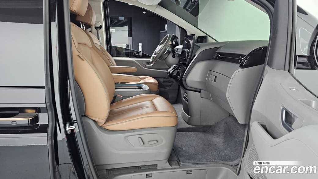Hyundai Staria Lounge 9-Seater, 2022