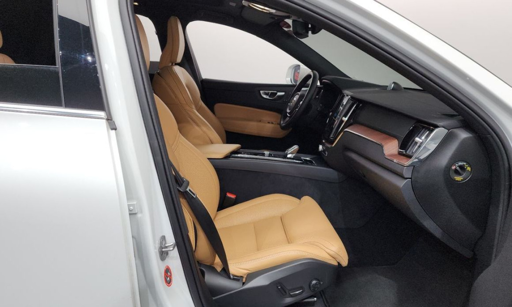 Volvo XC60 B6 Ultra Bright, 2025