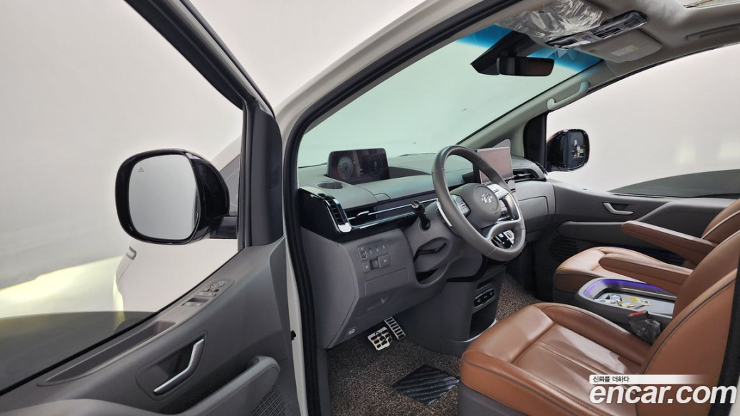 Hyundai Staria 4WD Lounge 7-Seater, 2022