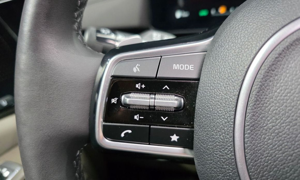 Kia Carnival 9-Seater Signature, 2024