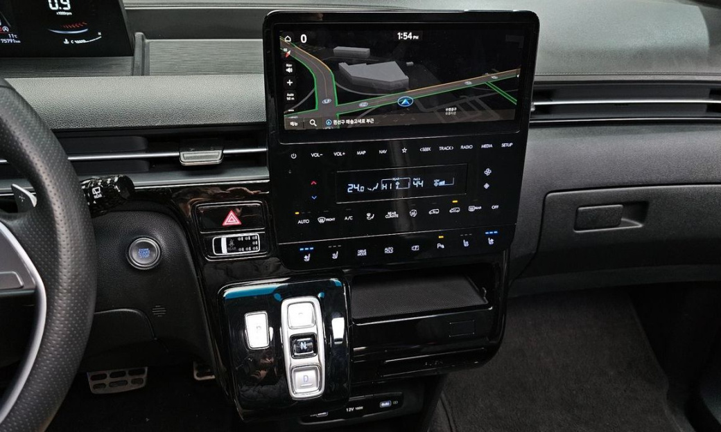 Hyundai Staria 4WD Lounge 9-Seater, 2024