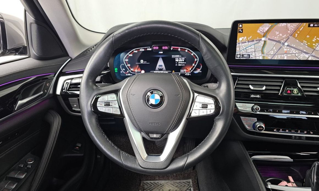 BMW 5-Series 520i Luxury, 2022