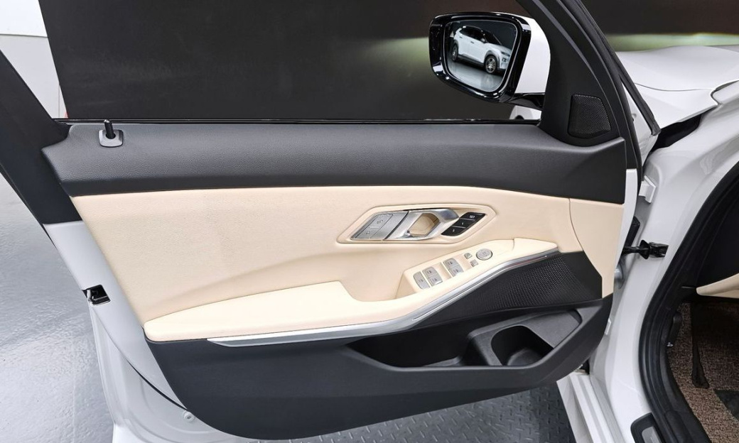 BMW 3-Series 320i, 2024