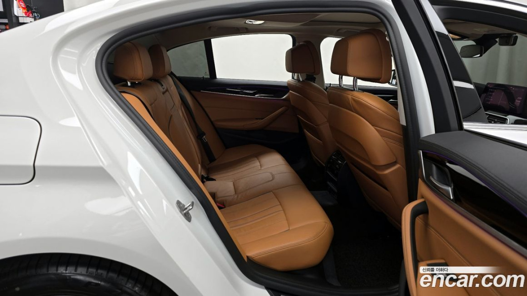 BMW 5-Series 520i Luxury, 2022