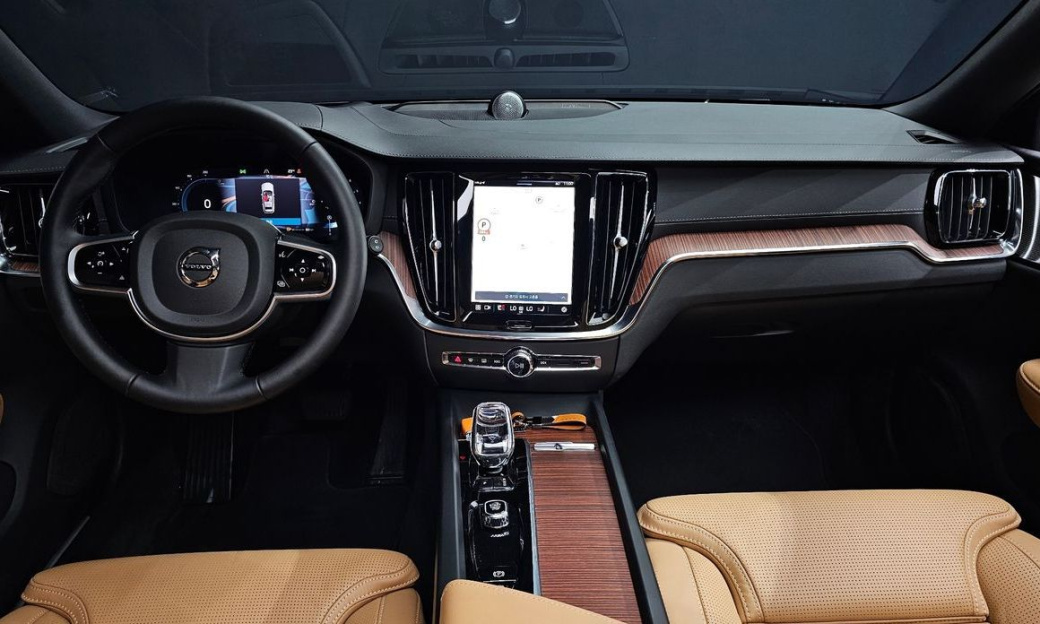 Volvo V60 B5 Ultra AWD, 2025