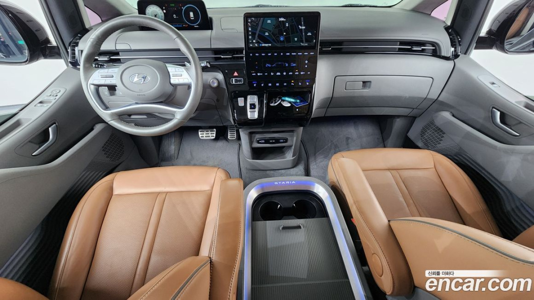 Hyundai Staria 4WD Lounge 9-Seater, 2022