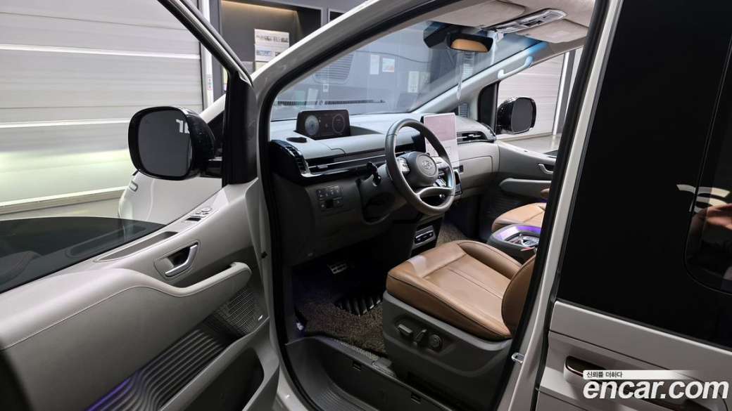 Hyundai Staria 4WD Lounge 7-Seater, 2023