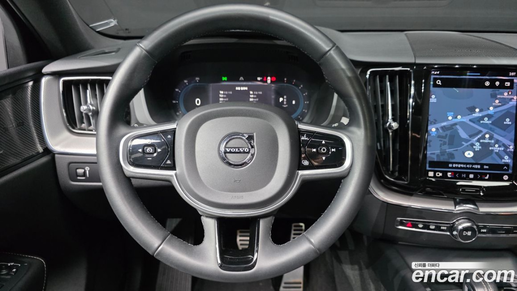Volvo XC60 B6 R-Design, 2022