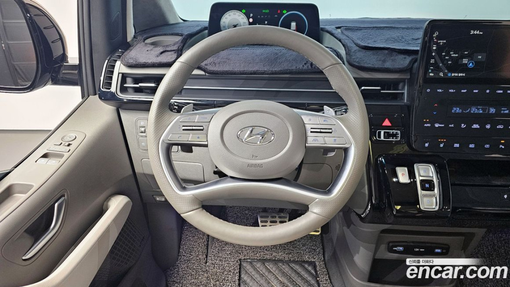 Hyundai Staria 4WD Lounge 9-Seater, 2023