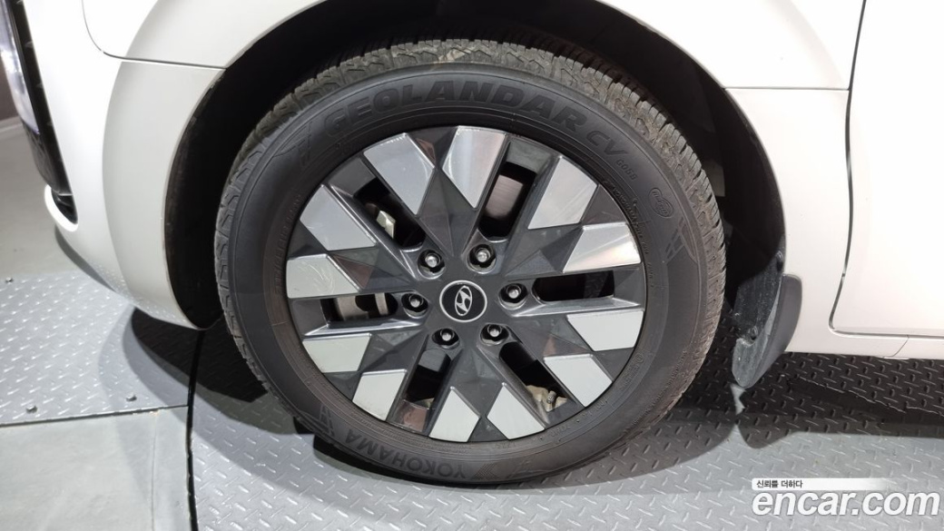 Hyundai Staria 4WD Lounge 7-Seater, 2023