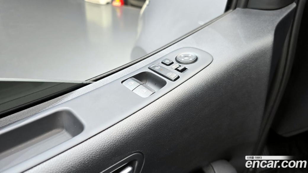 Hyundai Staria 4WD Lounge 9-Seater, 2025