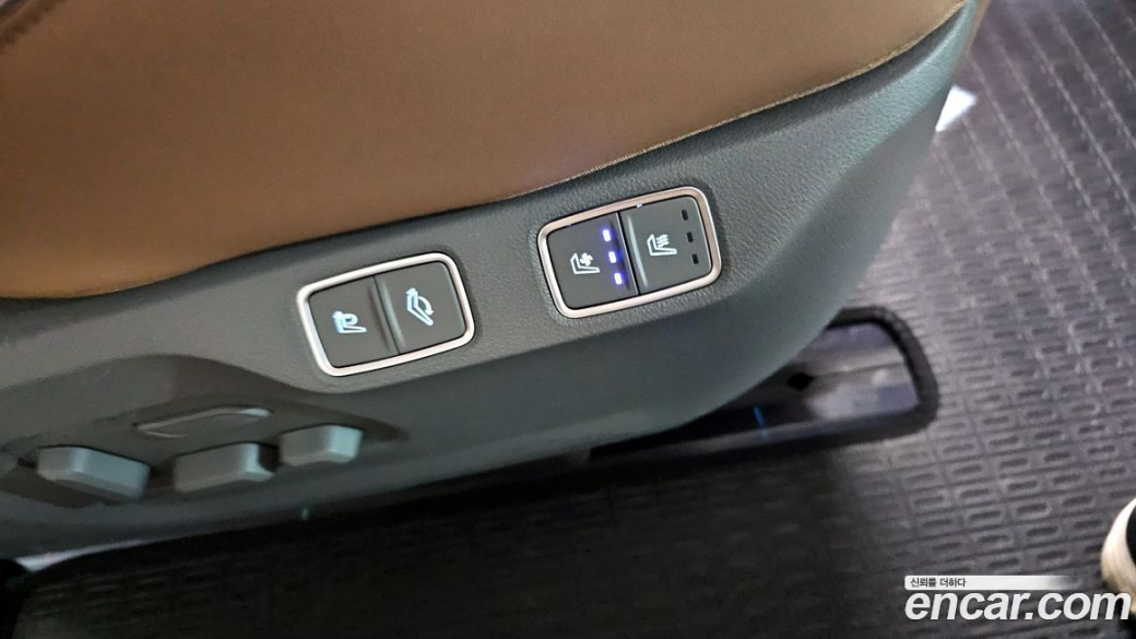 Hyundai Staria 4WD Lounge 7-Seater, 2024