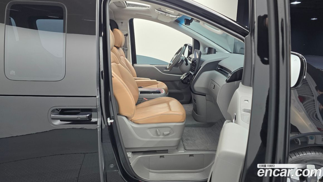 Hyundai Staria 4WD Lounge 9-Seater, 2022