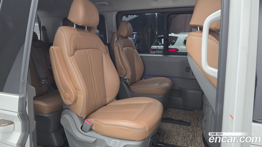 Hyundai Staria 4WD Lounge 9-Seater, 2022